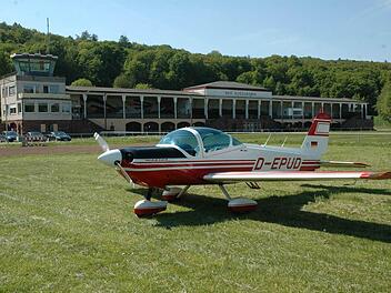 Dicke Luft zwischen den Teilvereinen des Kissinger Fliegerclubs: Wegen des Streits um eine Halle haben die Motorflieger ihre Maschinen zurzeit in Bad Neustadt stehen. Foto: Siegfried Farkas