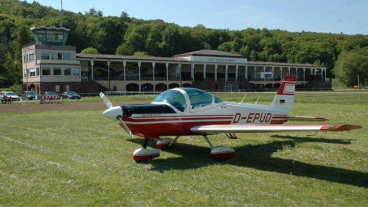 Dicke Luft zwischen den Teilvereinen des Kissinger Fliegerclubs: Wegen des Streits um eine Halle haben die Motorflieger ihre Maschinen zurzeit in Bad Neustadt stehen. Foto: Siegfried Farkas