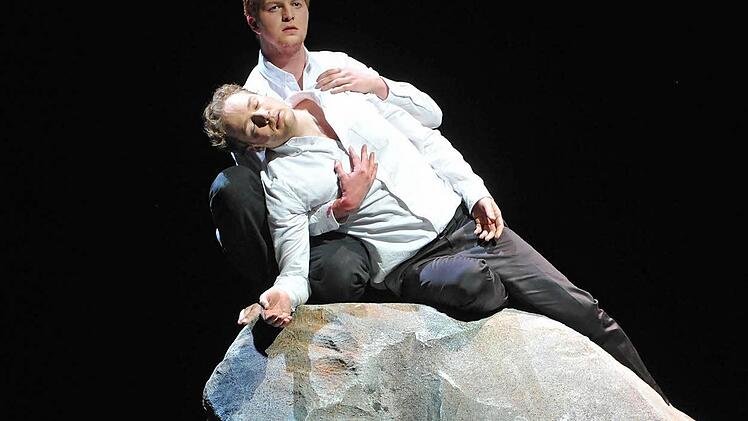 Bodo Busse inszenierte Franz Schuberts "Winterreise" am Landestheater Coburg. Als Solist beeindruckt der junge Tenor David Zimmer (vorne).Foto: Andrea Kremper