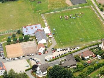 Nach Ende des Turniers 2016 bildeten alle Zuschauer auf dem Rasen die Buchstaben FBC (Flo-Birkner-Cup) und daneben ein Herz, um ein positives Signal in die Welt zu senden. Fotos: privat