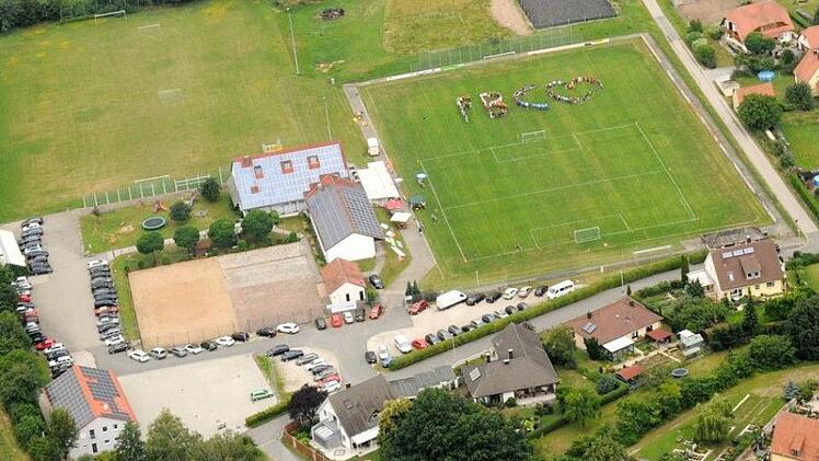 Nach Ende des Turniers 2016 bildeten alle Zuschauer auf dem Rasen die Buchstaben FBC (Flo-Birkner-Cup) und daneben ein Herz, um ein positives Signal in die Welt zu senden. Fotos: privat