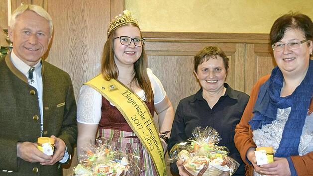 Die einzige Honigprinzessin Bayerns gab sich bei der VlF-Versammlung die Ehre (von links): Vorsitzender Rudi Steuer, Doris Gr&uuml;nbauer, Barbara Bartsch und Frauenvorsitzende Birgit Zapf. Foto: Andreas Welz