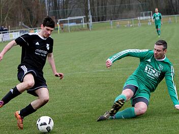 Der Steinsfelder William Milks (r.) versucht, den Durchmarsch von Steffen Hämmerlein (l.) durch eine Grätsche zu verhindern. Fotos: Günther Geiling