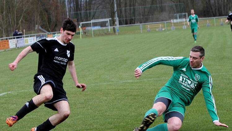Der Steinsfelder William Milks (r.) versucht, den Durchmarsch von Steffen Hämmerlein (l.) durch eine Grätsche zu verhindern. Fotos: Günther Geiling