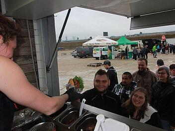 Lange in der Schlange stehen, das brauchte man diesmal nicht beim Food-Truck-Festival. Dennoch zeigten sich  Imbiss-Betreiber und Veranstalter zufrieden: Denn Kälte macht hungrig. Foto: Andreas Oswald