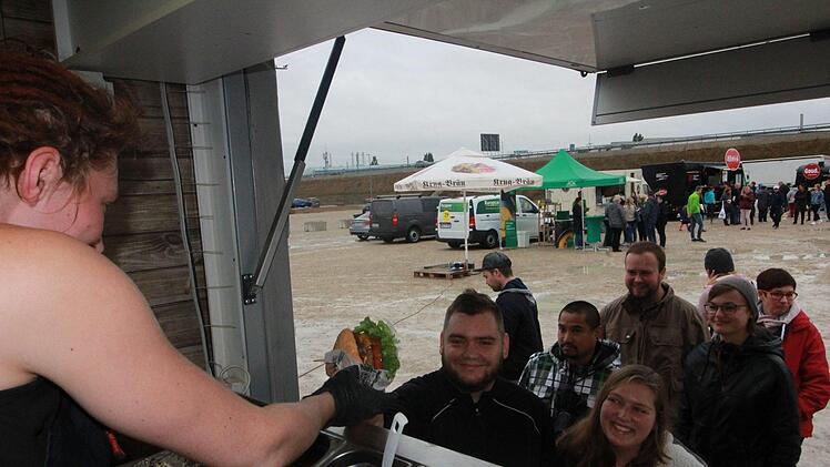 Lange in der Schlange stehen, das brauchte man diesmal nicht beim Food-Truck-Festival. Dennoch zeigten sich  Imbiss-Betreiber und Veranstalter zufrieden: Denn Kälte macht hungrig. Foto: Andreas Oswald