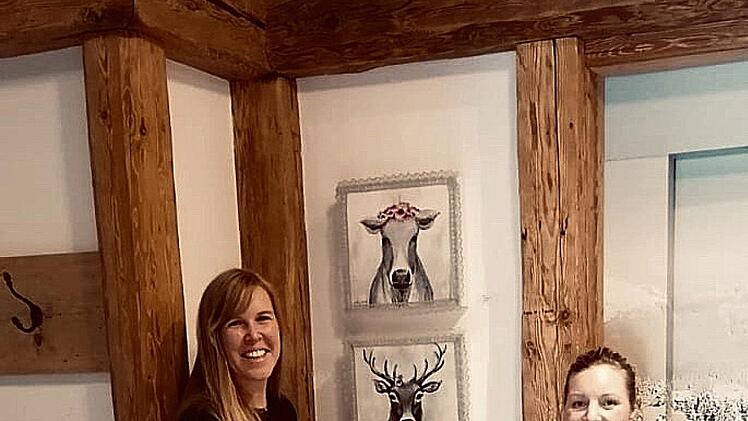 Alle Bilder sind aufgehängt - Carina Scherbel (links)  und Hüttenwirtin Eva stoßen an.Susanne Deuerling
