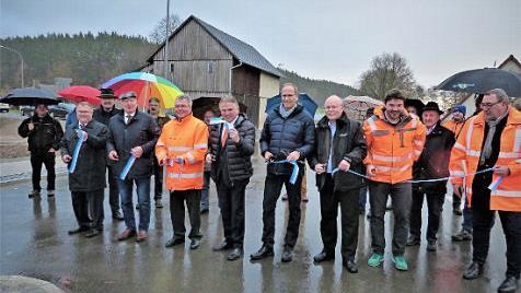 Am Donnerstag erfolgte im Ortsteil Sandreuth die Verkehrsfreigabe für die Staatsstraße 2182 zwischen Ramsenthal und Harsdorf. Ein Projekt mit Gesamtbaukosten von vier Millionen Euro, das in nur knapp fünf Monaten verwirklicht wurde.  Foto: Werner Reißaus
