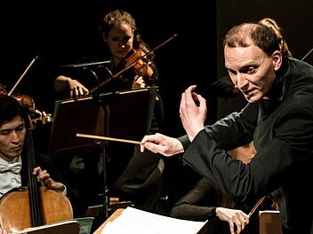 Als GMD-Kandidat dirigierte Moritz Gnann ein anspruchsvolles Programm im Landestheater. Umjubelter Solist im Violinkonzert von Igor Strawinsky war Coburgs Konzertmeister Martin Emmerich.Foto_Jochen Berger