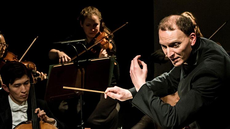 Als GMD-Kandidat dirigierte Moritz Gnann ein anspruchsvolles Programm im Landestheater. Umjubelter Solist im Violinkonzert von Igor Strawinsky war Coburgs Konzertmeister Martin Emmerich.Foto_Jochen Berger