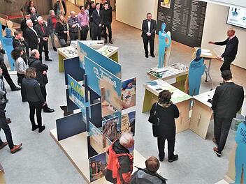 Blick in die Ausstellung "Klima-Faktor-Mensch" im Lichthof des Landratsamtes.  Fotos: Sigismund von Dobschütz