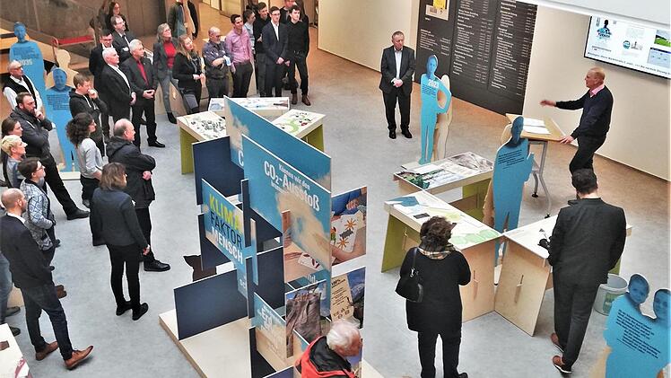 Blick in die Ausstellung "Klima-Faktor-Mensch" im Lichthof des Landratsamtes.  Fotos: Sigismund von Dobschütz