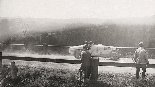 Dieses Foto entstand im Jahr 1928 am M&uuml;nnerst&auml;dter Schindberg. Bei der Bergpr&uuml;fung dabei war ein Bugatti 35, einer der besten und teuersten Rennwagen jener Zeit. Archiv/Ferdinand Kirmeier