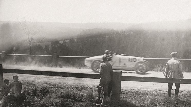 Dieses Foto entstand im Jahr 1928 am Münnerstädter Schindberg. Bei der Bergprüfung dabei war ein Bugatti 35, einer der besten und teuersten Rennwagen jener Zeit. Archiv/Ferdinand Kirmeier