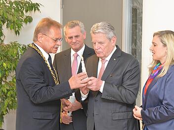 Im April 2016 traf Bürgermeister Wolfgang Beiergrößlein (l.) auf den damaligen Bundespräsidenten Joachim Gauck (r.). Dieser besuchte unter anderem die Lucas-Cranach-Grundschule. Deren Sanierung war ein großes Projekt in der Amtszeit Beiergrößleins.Ronald Rinklef