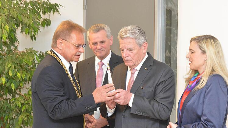 Im April 2016 traf Bürgermeister Wolfgang Beiergrößlein (l.) auf den damaligen Bundespräsidenten Joachim Gauck (r.). Dieser besuchte unter anderem die Lucas-Cranach-Grundschule. Deren Sanierung war ein großes Projekt in der Amtszeit Beiergrößleins.Ronald Rinklef