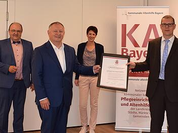 v.l.n.r.: Prof. Dr. Alexander Schraml Vorstandsmitglied KA Bayern, Landrat und Stiftungsratsvorsitzender Thomas Bold, Andrea Dembowski Geschäftsstellenleitung KA Bayern, Stiftungsvorstand Marco Schäfer. Foto: Sina Bretscher