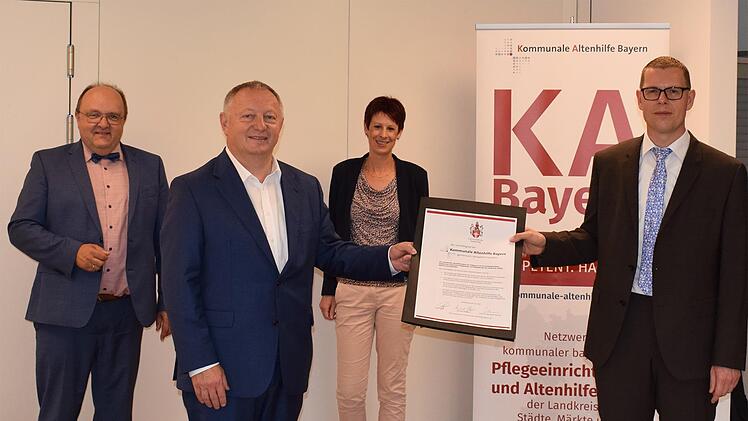 v.l.n.r.: Prof. Dr. Alexander Schraml Vorstandsmitglied KA Bayern, Landrat und Stiftungsratsvorsitzender Thomas Bold, Andrea Dembowski Geschäftsstellenleitung KA Bayern, Stiftungsvorstand Marco Schäfer. Foto: Sina Bretscher