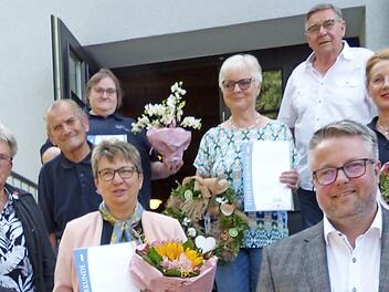 Vorsitzender Dieter Seuß, Kreisfrau Brigitte Kellner, Hermann Pfaffenberger, Gabriele Bär, 2. Vorsitzende Bianca Rosa, Ilona Friedlein, stellvertretender Kreisvorsitzender Marc Benker, Silke Friedrich und Waldemar Will (von oben)