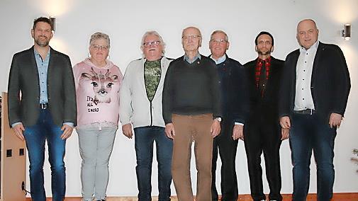 Unser Bild zeigt (von links) Kreisgeschäftsführer Steve Metz, stellv. Vorsitzende Gabriele Markard, Peter Wehner, Siegmund Schlereth, Michael Schlereth, Vorsitzender Christian Halbig und Bürgermeister Daniel Wehner.