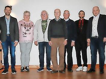 Unser Bild zeigt (von links) Kreisgeschäftsführer Steve Metz, stellv. Vorsitzende Gabriele Markard, Peter Wehner, Siegmund Schlereth, Michael Schlereth, Vorsitzender Christian Halbig und Bürgermeister Daniel Wehner.