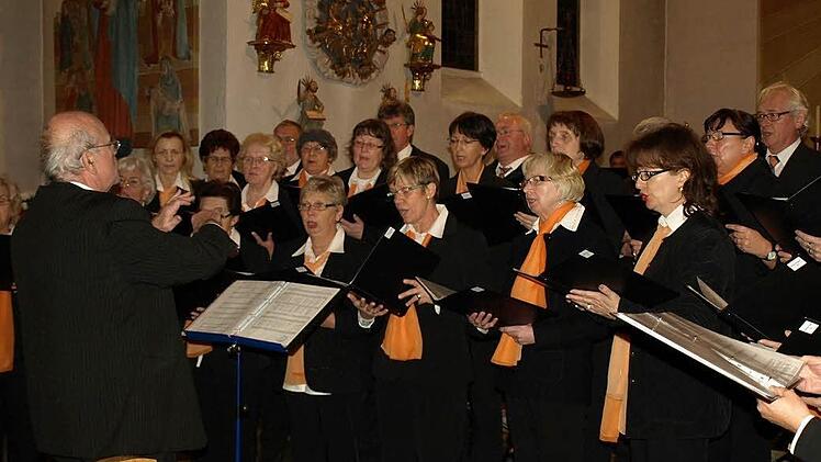 Die Chorgemeinschaft Steinwiesen/Nurn mit ihrem Chorleiter Walter Klose (links) stimmte auf Weihnachten ein.
