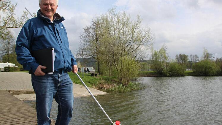 Helmut Zapf hat gerade eine Wasserprobe entnommen.