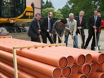 Symbolischer Spatenstich im Schlosshof. Unser Bild zeigt (von links) Bürgermeister Siegfried Beyer, stellvertretenden Landrat Jörg Kunstmann, die CSU-Fraktionsvorsitzende im Bayerischen Landtag, Christa Stewens, CSU-Abgeordneten Ludwig Freiherr von Lerchenfeld, den Vorstandsvorsitzenden der Sparkasse Kulmbach-Kronach, Klaus-Jürgen Scherr, den Pressecker Raiffeisenbank-Geschäftsstellenleiter Jürgen Goller und Karl Wirth von der Geschäftsführung der Öko-Energie Landwerke Heinersreuth. Foto: Son...