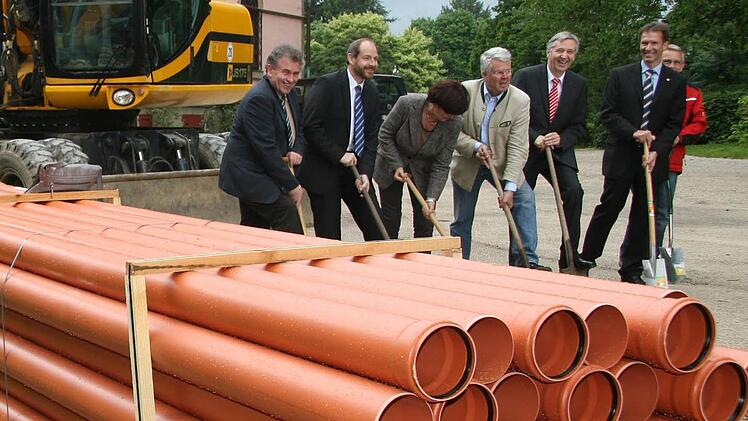 Symbolischer Spatenstich im Schlosshof. Unser Bild zeigt (von links) Bürgermeister Siegfried Beyer, stellvertretenden Landrat Jörg Kunstmann, die CSU-Fraktionsvorsitzende im Bayerischen Landtag, Christa Stewens, CSU-Abgeordneten Ludwig Freiherr von Lerchenfeld, den Vorstandsvorsitzenden der Sparkasse Kulmbach-Kronach, Klaus-Jürgen Scherr, den Pressecker Raiffeisenbank-Geschäftsstellenleiter Jürgen Goller und Karl Wirth von der Geschäftsführung der Öko-Energie Landwerke Heinersreuth. Foto: Son...