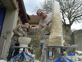Ein Stück Sandstein nach eigenen Ideen zu formen - das lernte Axel Leimer (rechts) als Kursteilnehmer bei Bildhauer Peter May. May ist einer der Dozenten der Focus Art-Seminare in Neudrossenfeld. Foto: Dagmar Besand