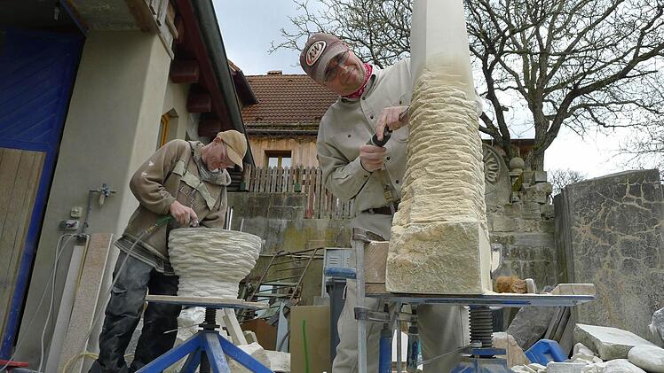 Ein Stück Sandstein nach eigenen Ideen zu formen - das lernte Axel Leimer (rechts) als Kursteilnehmer bei Bildhauer Peter May. May ist einer der Dozenten der Focus Art-Seminare in Neudrossenfeld. Foto: Dagmar Besand