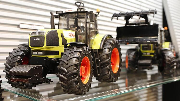 Neben Feuerwehrautos sind aus dem Sortiment der Fürther Firma meist Traktoren und andere landwirtschaftliche Geräte gefragt. Foto: Hoch