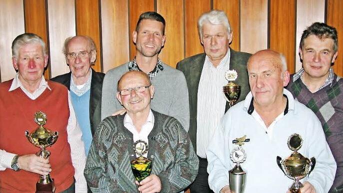 Pokalvergabe bei den Reisetaubenzüchter der Einsatzstelle Neuensorg (von links): Walter Koch, Walter Muff, Gerhard Neugebauer, Florian Techel, Horst Gidom, Ludwig Bogdanski und Klaus Förtsch. Foto: Klaus Oelzner