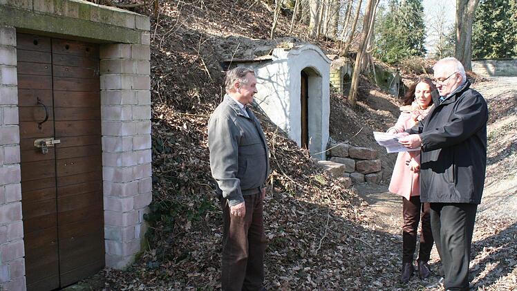 Gottfried Will (l.), dem das Projekt Kellereingänge übertragen wurde, im Gespräch mit Werner Dallner (rechts) und Carmen Brodmerkel, die bei den Vorbereitungen für die Medien zuständig ist. Foto: Evi Seeger