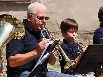 Jung und Alt, das harmoniert in der Musik. Der älteste Auszubildende, Erich Müller, sitzt bei den Notenkillern der Blaskapelle Ebenhausen neben einem der Jüngsten, Julius Strobel. Foto: Martina Straub