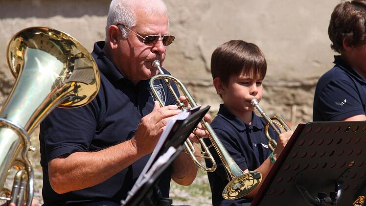 Jung und Alt, das harmoniert in der Musik. Der älteste Auszubildende, Erich Müller, sitzt bei den Notenkillern der Blaskapelle Ebenhausen neben einem der Jüngsten, Julius Strobel. Foto: Martina Straub