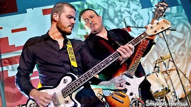 Jamie Clark (rechts), der ehemalige Bassist der "Pogues", spielt am 29. Januar in Burkersdorf im "TECnet Zentrum" des Burgkunstadter Kleinkunstvereins "TECnet Obermain". Unterstützt wird er dabei von Bassist Yohan Go Go Gomar Revel.  Foto: Stephane Harnisch