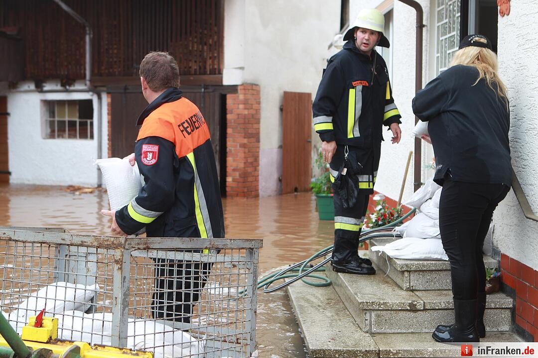 Hochwasser ueberflutet Ortskern von Stettfeld