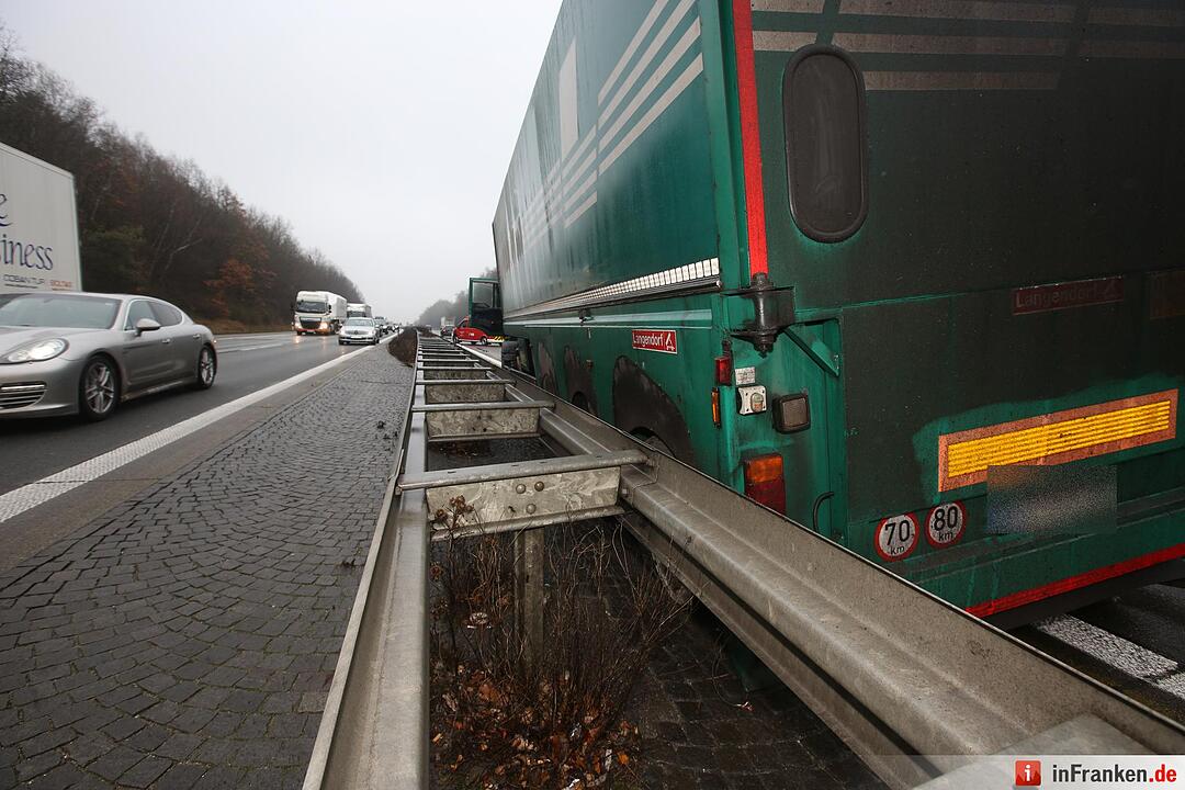 Kilometerlange Staus nach Lkw-Unfall auf der A3 - Fahrer erleidet wŠhrend Fahrt Herzinfarkt