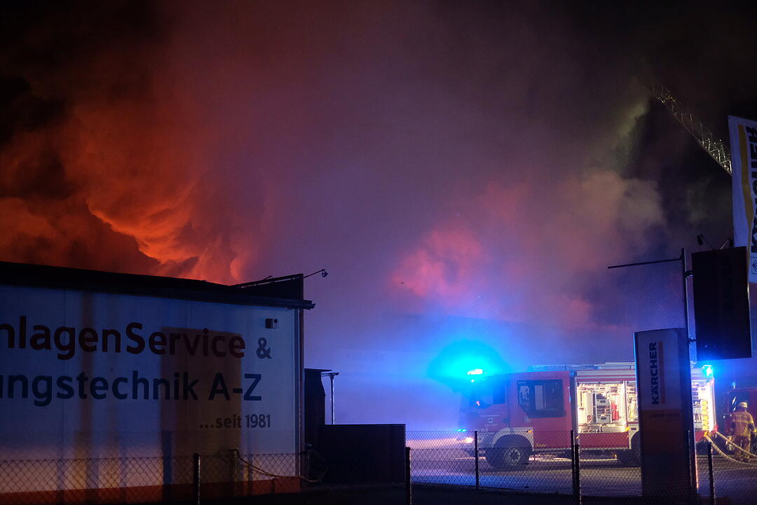 Großbrand zerstört Industriegebäude in Nürnberg