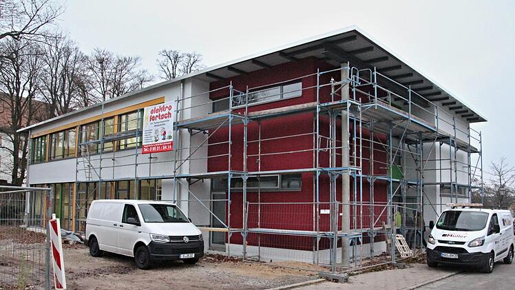 So zeigt sich gegenwärtig der Neubau der Mensa der Grundschule Ebern von außen.Helmut Will