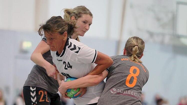 Bettina Dittrich (Mitte) findet kein Durchkommen gegen die Eckentalerinnen Christa Schäfer (rechts) und Tanja Prade. Fotos: Sportfoto Zink