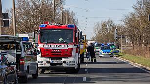 Frontal von Lkw erfasst –  Fußgänger schwebt nach Unfall in Nürnberg in Lebensgefahr