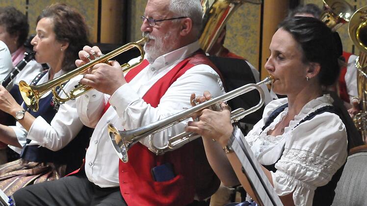 Die Schrollamusikanten sind, wie man in Franken sagt, ein "klens Blechle". Mit fränkischer Musik können sie das Herz eines Zuhörers berühren.