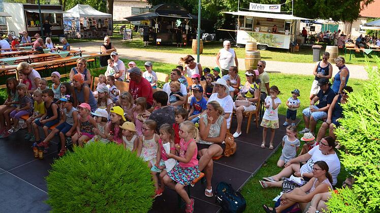 Theater aus dem Koffer für kleine und große Zuschauer bot das Puppentheater Lari Fari  aus Dorfprozelten beim diesjährigen Salinenfest.Peter Rauch