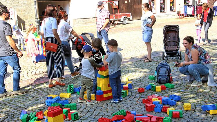 Den Kindern wurde es nie langweilig beim Kinderfest, denn sie bekamen viel  geboten und können zum Beispiel mit überdimensionalen Legosteinen bauen.  Foto: Dieter Britz
