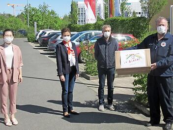Die Übergabe erfolgte mit Masken und mit Sicherheitsabstand. Foto: privat