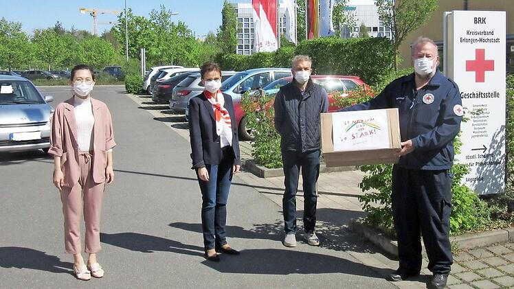 Die Übergabe erfolgte mit Masken und mit Sicherheitsabstand. Foto: privat