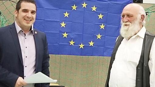 Bürgermeister Maximilian Neeb verabschiedet Bauhofleiter Leo Jahrsdörfer.