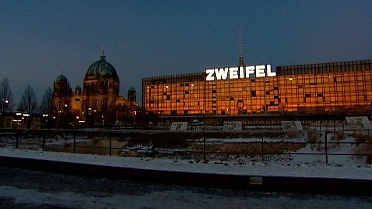 Er war immer mehr als nur ein Geb&auml;ude: Der 1976 er&ouml;ffnete Palast der Republik - hier vor dem Abriss 2006 - sollte die DDR in neuem Glanz zeigen.